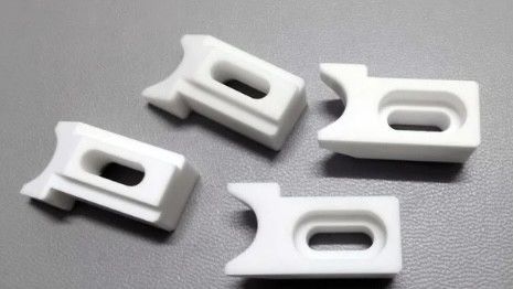 7.2 X 10-6/K 열 확장 Al2O3 세라믹 3000 MPa 압축 강도